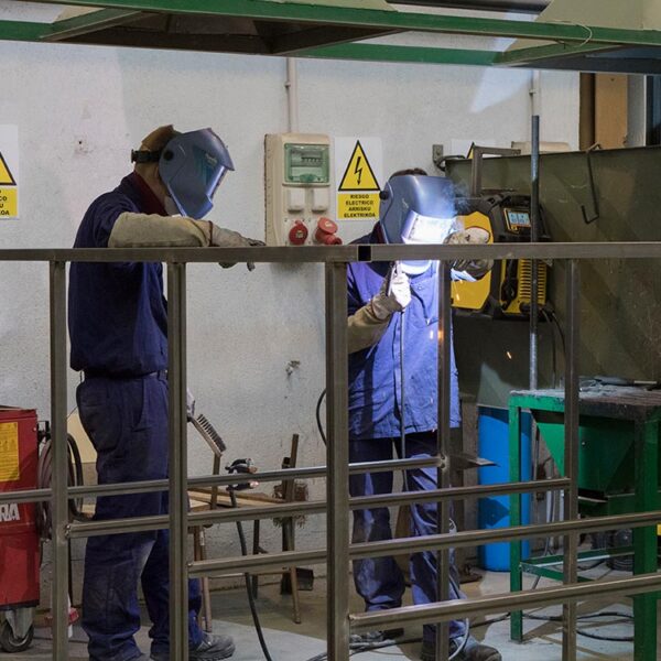 Alumnado de Soldadura y Calderería y "Revoluciona taller de cuero"
