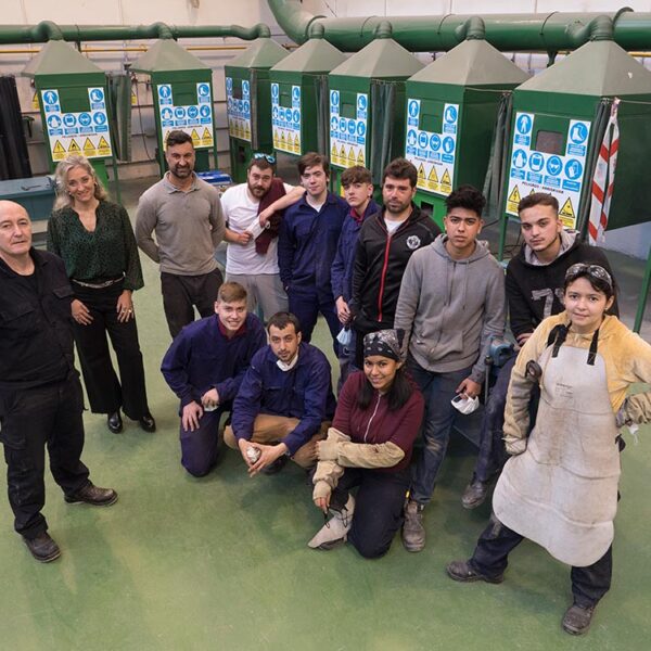 Alumnado de Soldadura y Calderería y "Revoluciona taller de cuero"