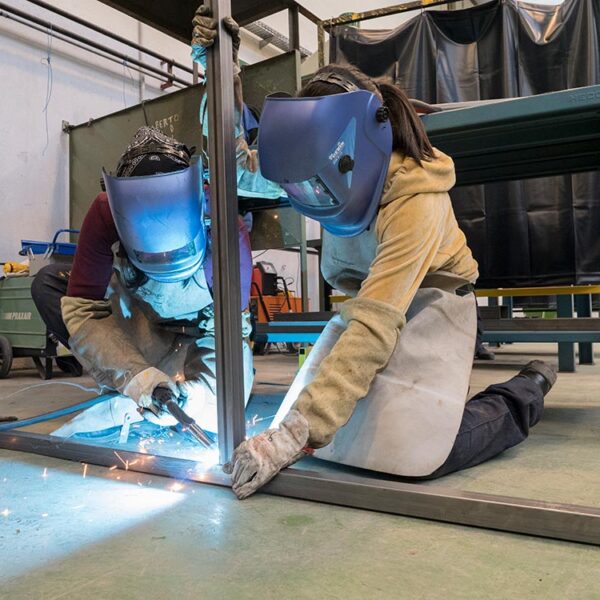 Alumnado de Soldadura y Calderería y "Revoluciona taller de cuero"