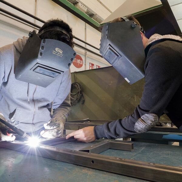 Alumnado de Soldadura y Calderería y "Revoluciona taller de cuero"