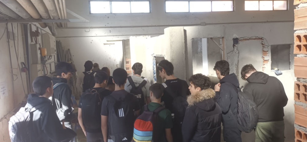 Los electricistas del IES Mungia BHI realizan una pequeña práctica en nuestro Centro