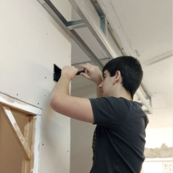 Los electricistas del IES Mungia BHI realizan una pequeña práctica en nuestro Centro