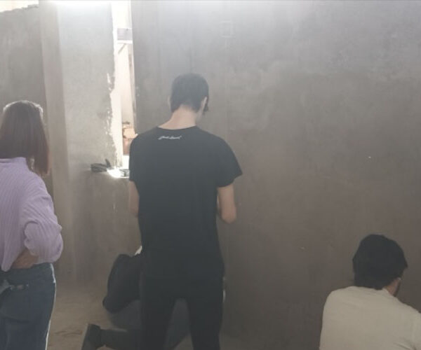 Los electricistas del IES Mungia BHI realizan una pequeña práctica en nuestro Centro