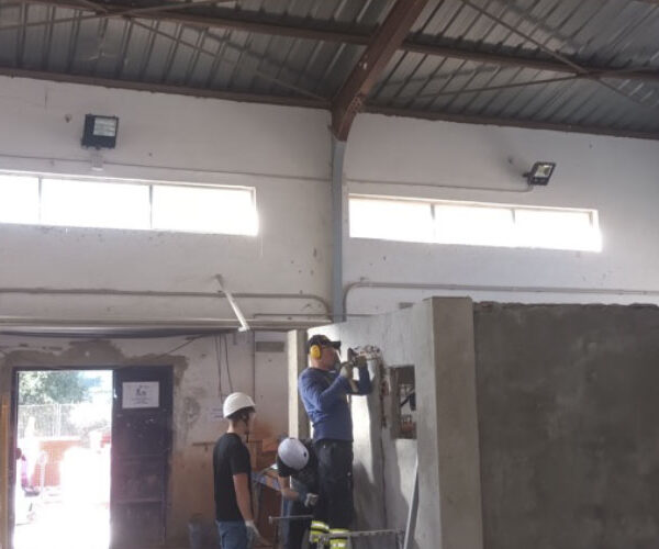 Los electricistas del IES Mungia BHI realizan una pequeña práctica en nuestro Centro