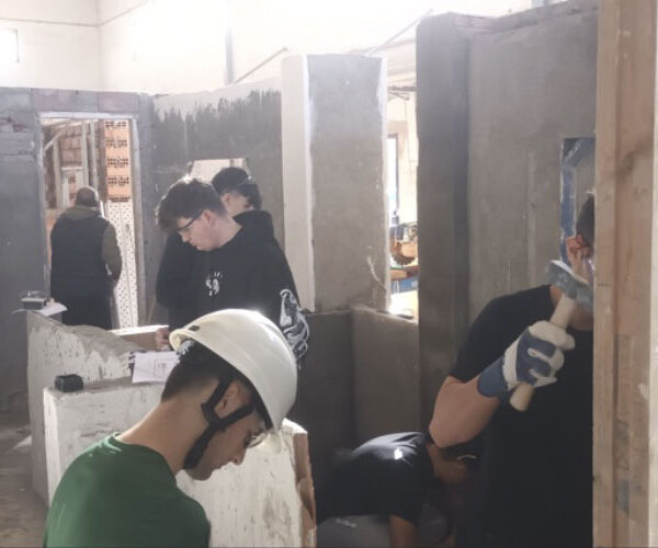 Los electricistas del IES Mungia BHI realizan una pequeña práctica en nuestro Centro
