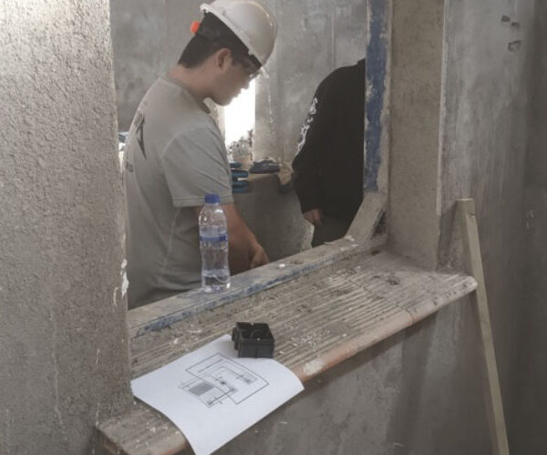 Los electricistas del IES Mungia BHI realizan una pequeña práctica en nuestro Centro